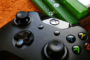 Manette Xbox One à côté de trois étuis Xbox One.