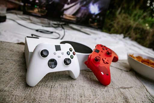 Manette blanche et rouge. Manette blanche et rouge.