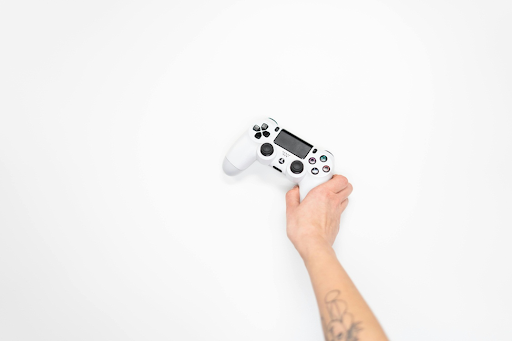 Manette de jeu blanche.