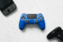Manette de jeu bleu, noir et console portable grise.