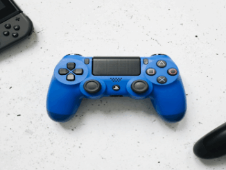 Manette de jeu bleu, noire et console portable grise.