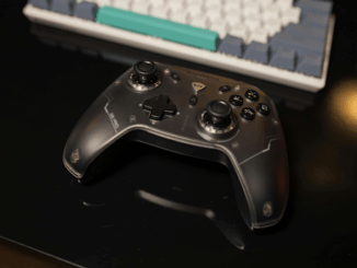 Manette de jeu moderne sur bureau avec clavier.