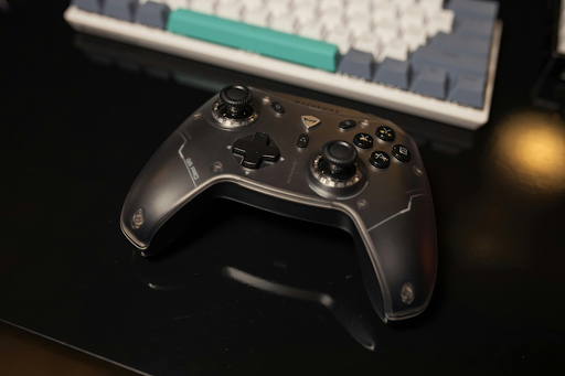 Manette de jeu moderne sur bureau avec clavier. Manette de jeu moderne sur bureau avec clavier.
