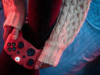 Personne tenant un contrôleur Xbox One.
