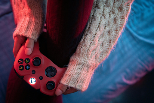 Personne tenant un contrôleur Xbox One. Personne tenant un contrôleur Xbox One.