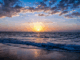 Plage au coucher du soleil.