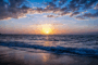 Plage au coucher du soleil.