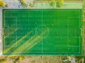 Vue aérienne d’un terrain de football.