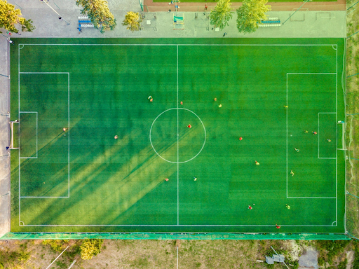 Vue aérienne d’un terrain de football.