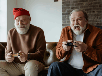 Deux hommes en train de jouer au jeu vidéo.