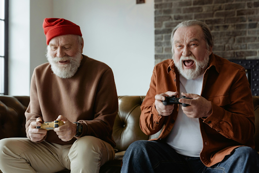 Deux hommes en train de jouer au jeu vidéo.