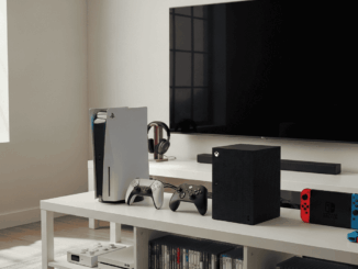 PlayStation, Xbox et Nintendo alignées sur un meuble TV