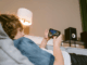 Un enfant entrain de jouer au jeu vidéo sur son smartphone.