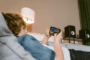 Un enfant entrain de jouer au jeu vidéo sur son smartphone.
