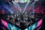 Compétition esport 2025 avec professionnels gaming sur scène devant public massif