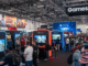 Hall de la Gamescom avec visiteurs découvrant les dernières nouveautés ludiques