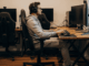 Joueur adoptant une bonne posture assis sur une chaise ergonomique