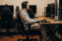 Joueur adoptant une bonne posture assis sur une chaise ergonomique