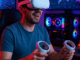 Gamer utilisant casque réalité virtuelle