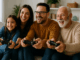 Une famille canadienne multigénérationnelle jouant aux jeux vidéo