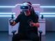 Joueur utilisant casque VR et contrôleurs dans environnement gaming immersif