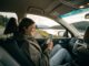 Une femme sur une appli durant un trajet