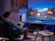Un gamer qui joue sur sa PS5