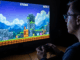 Un gamer jouant sur sa console