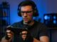 Joueur utilisant des accessoires pour booster sa performance durant une session de gaming sur mobile