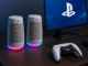Les enceintes sans fil Pulse Elevate de PlayStation posées sur un bureau de gaming à côté d’un écran PS5