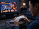 Un gamer jouant à Tekken 8