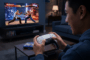 Un gamer jouant à Tekken 8