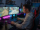 Un gamer sur son ordinateur