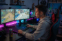 Un gamer sur son ordinateur