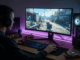 Un gamer qui joue sur son ordinateur
