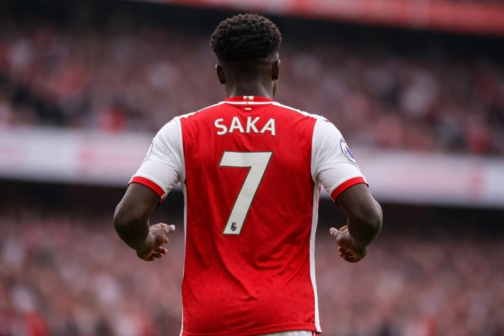 Bukayo Saka avec le maillot d’Arsenal