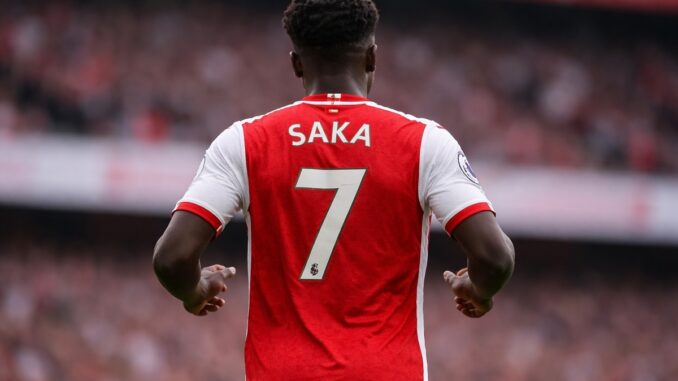 Bukayo Saka avec le maillot d’Arsenal