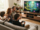 Une famille qui joue sur console