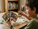 Un enfant qui joue à un jeu de cartes fantastique