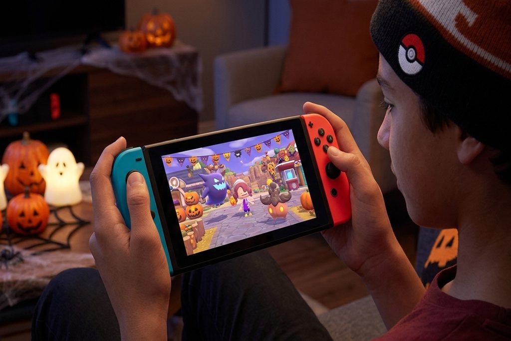 Un joueur qui découvre un évènement Halloween dans un jeu sur Switch